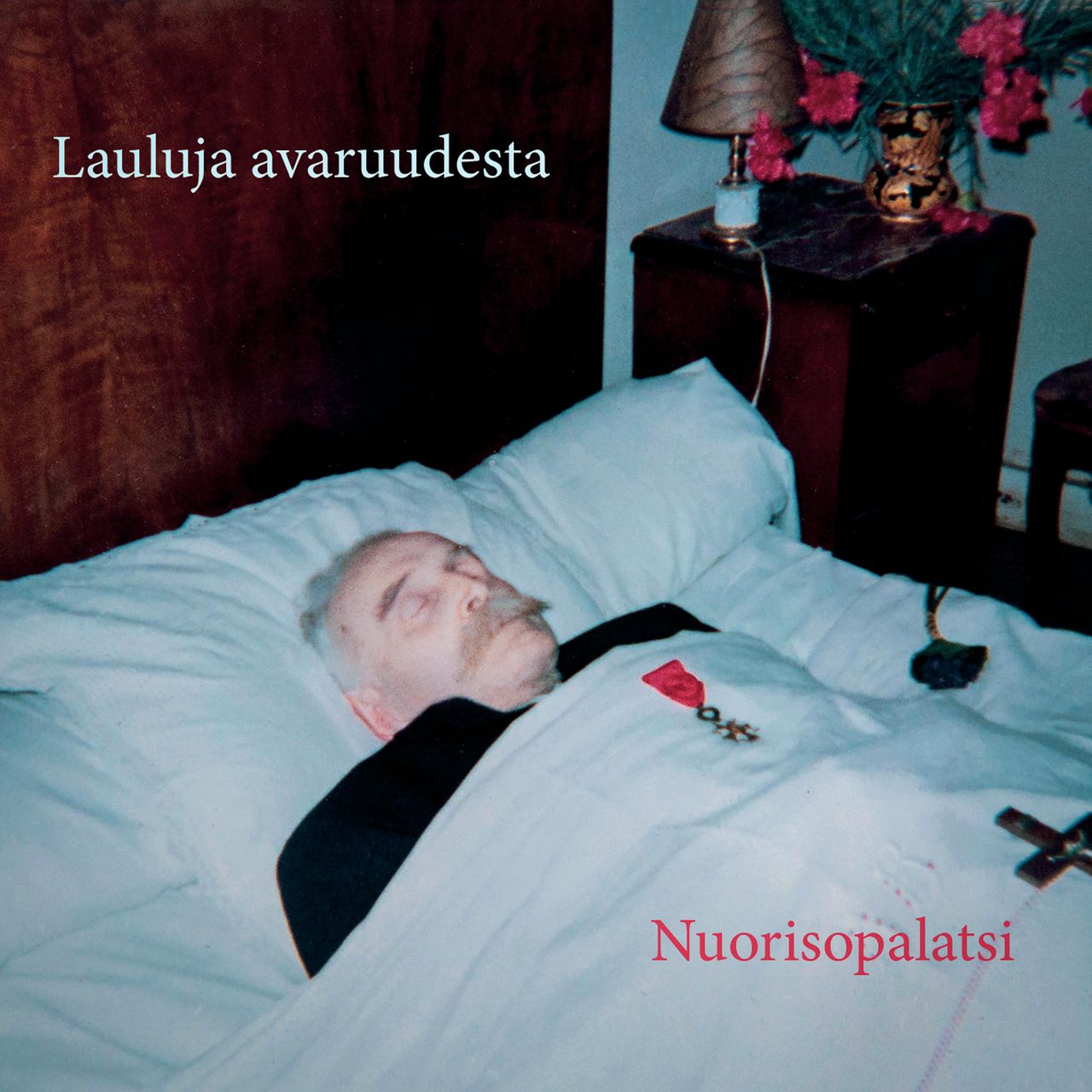 Lauluja avaruudesta kansikuva, kuollut mies makaa sängyllä kunniamerkki rinnassaan.