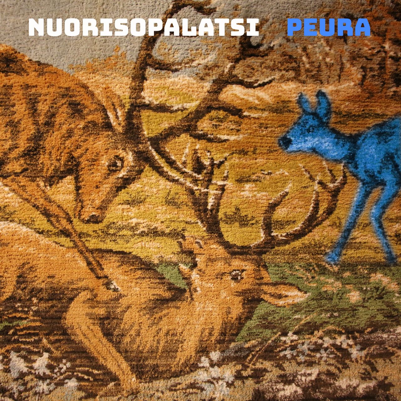 Peuran kansikuva, gobeliini, jossa peuroja. Yksi niistä erivärinen.