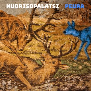 Peuran kansikuva, gobeliini, jossa peuroja. Yksi niistä erivärinen.